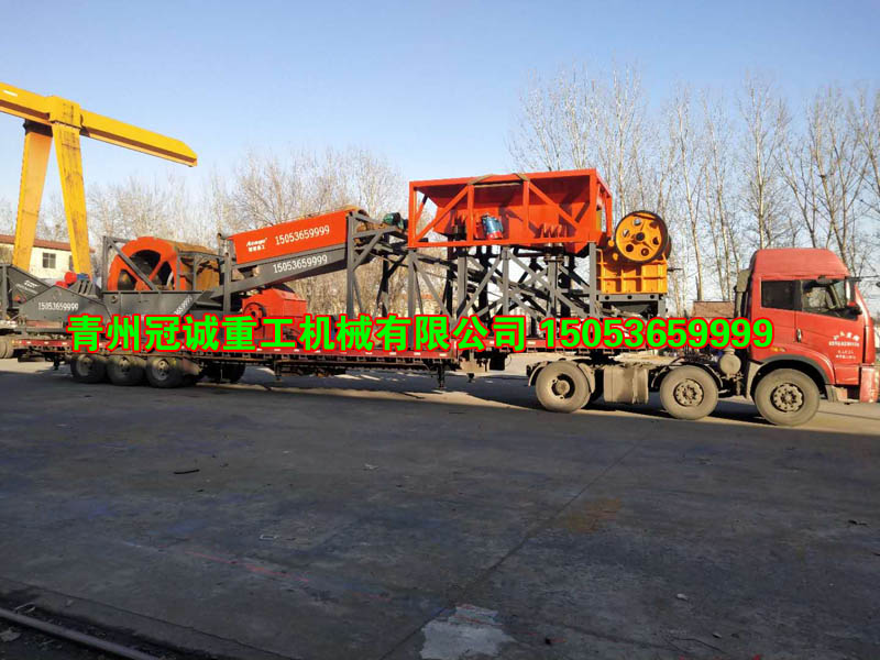 2019新款移動式鵝卵石破碎制砂洗沙設備生産發貨現場